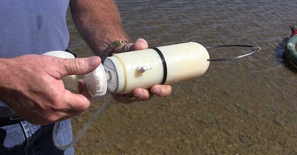 Attaching the spe cartridge to the water sampling equipment